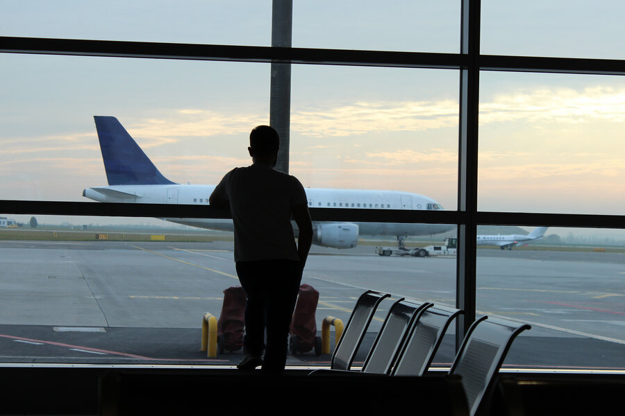 Flight call. Рейс улетел. Мусульманка идет в аэропорт улететь на самолет. Airport man. Wait for a Flight.