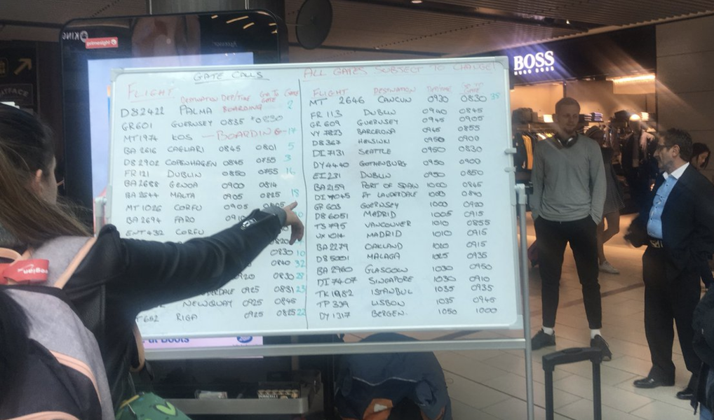 Gatwick Monitors Failed & People Had to Find Flights on Whiteboards ...