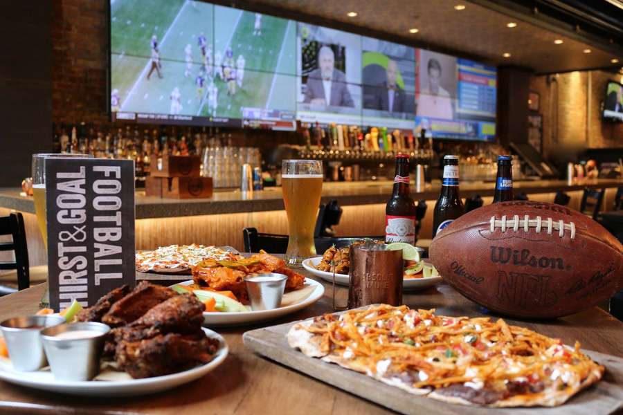 best-sports-bars-in-chicago-where-to-watch-and-drink-on-game-day