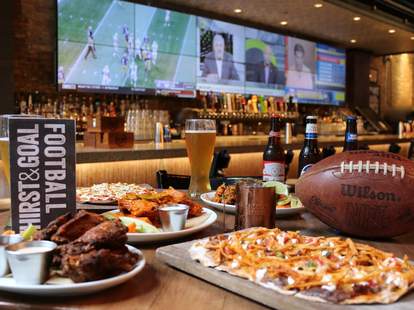 Best Sports Bars In Chicago Where To Watch And Drink On Game Day Thrillist