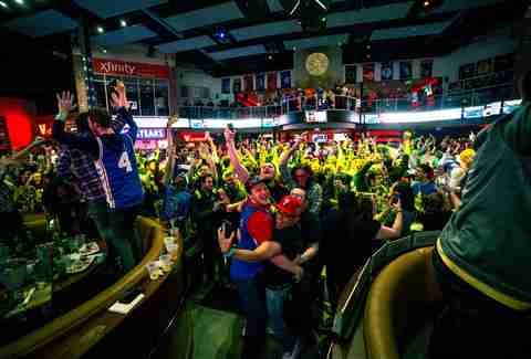 Thrillist Philly S Best Sports Bars For Game Day Dutch Godshalk