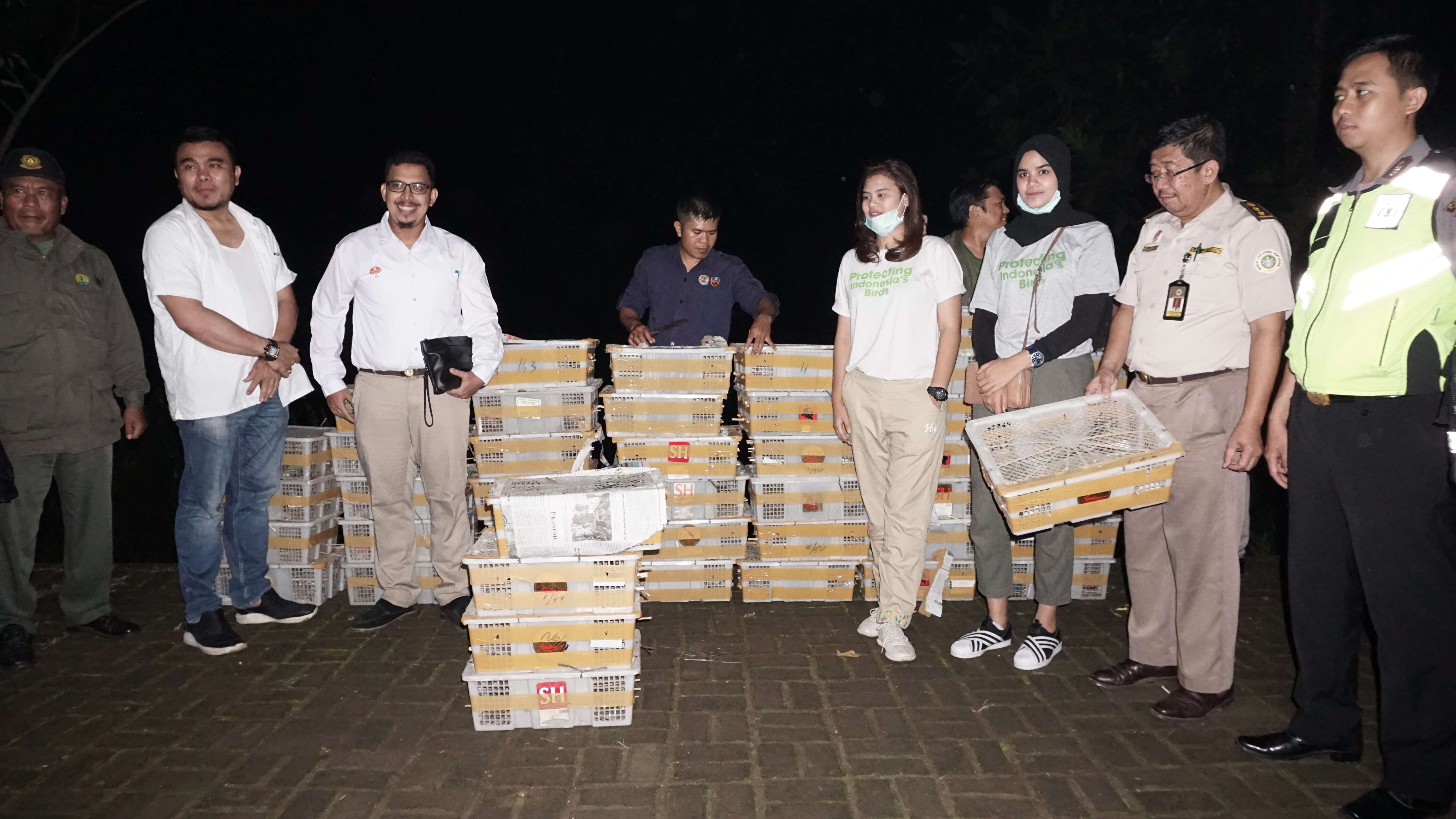 Officials with confiscated birds