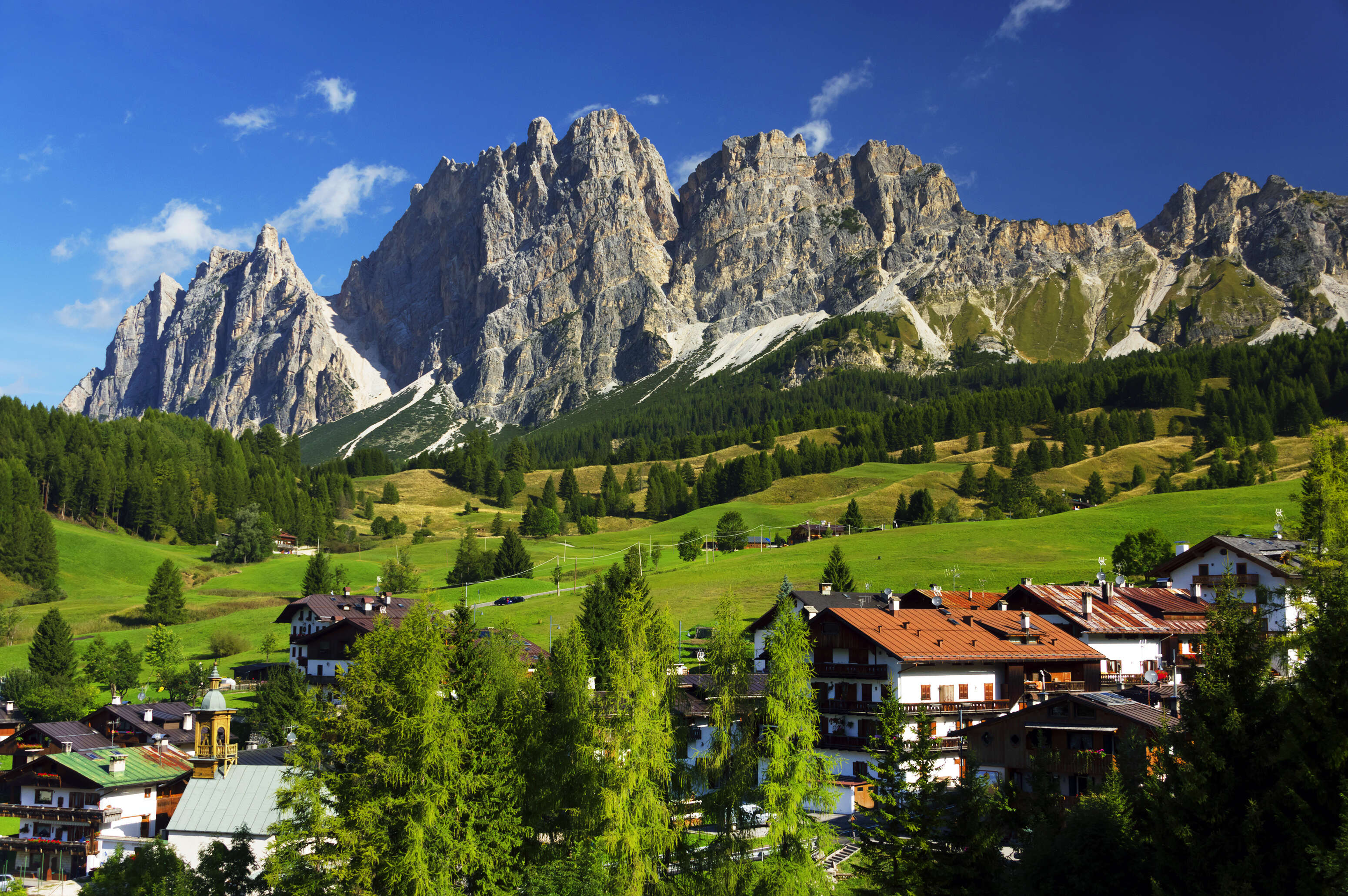 Mountain towns. Кортина-д’Ампеццо. Кортина-д’Ампеццо, Италия горнолыжный курорт. Кортина д'Ампеццо Доломитовые Альпы. South Tyrol Италия.