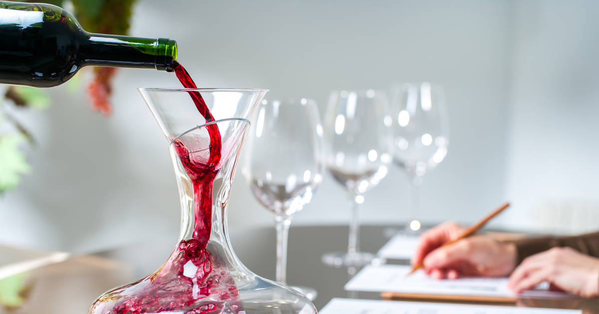 This floating wine glass will help you rosé all day through the summer