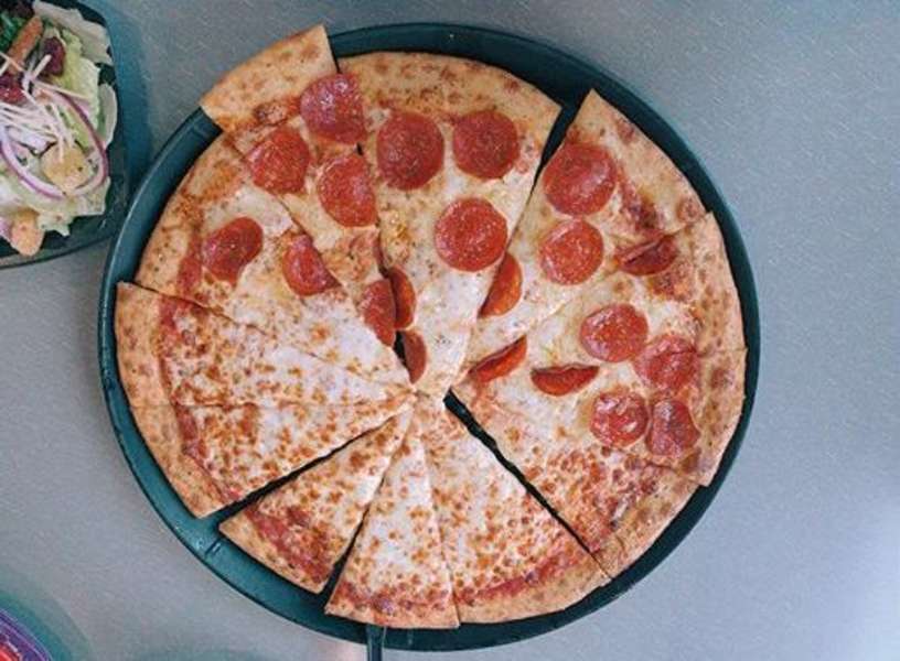 Chuck E Cheese Pizza Slices Conspiracy Claims Chain Recycles Pizza Thrillist