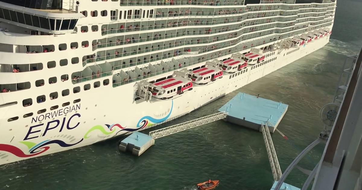 cruise ship crashes into dock