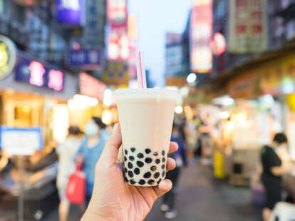 boba milk tea in taiwanese night market bubbles bubble pearl milktea drinks bobas order how to tapioca balls