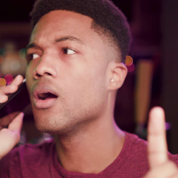 Bar Etiquette How to Use Your Smartphone in a Dive Bar Thrillist