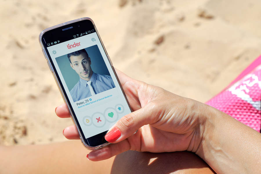 Tinder Launches New Spring Break Mode for Matching Before Vacation ...