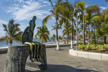 nostalgia sculpture in malecon