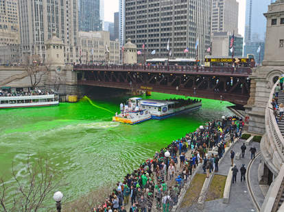 how the chicago river gets dyed green for st patrick's day