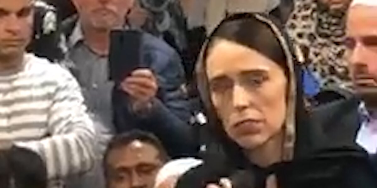 Jacinda Ardern Wears a Hijab While Visiting Christchurch Survivors ...