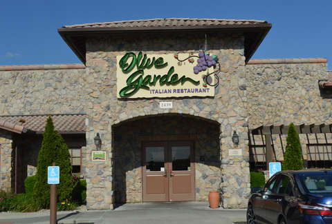 olive garden restaurant outside usa arrested florida man thrillist shutterstock angrily alamy