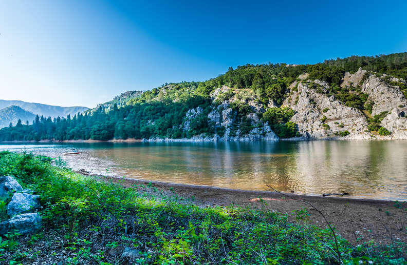 view of shasta lake surrounded by mountains