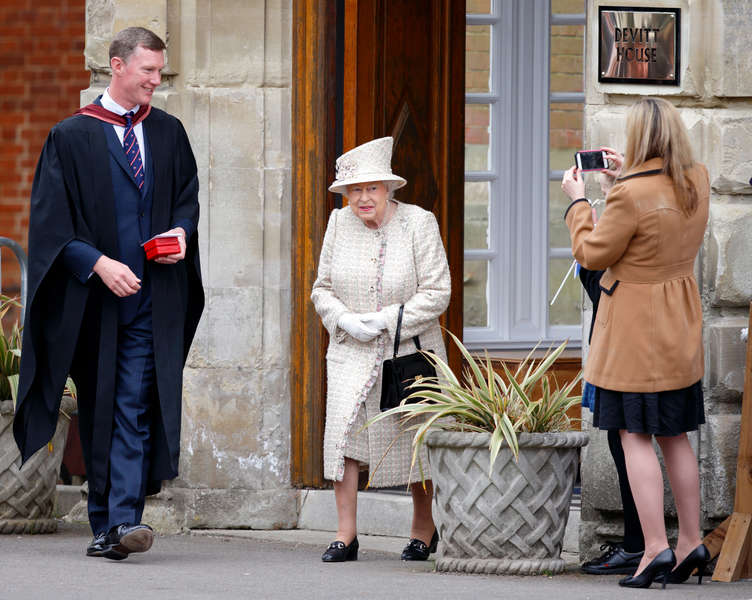 Queen Elizabeth Is Hiring a Social Media Manager How to Apply Thrillist