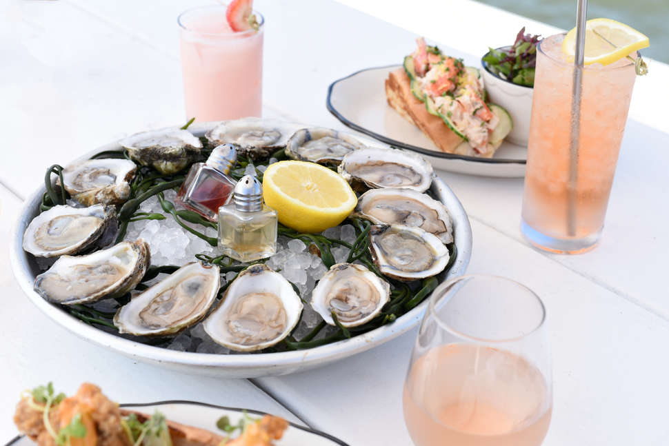 Best Oyster Bars In Nyc Places With Delicious Raw Oysters In The