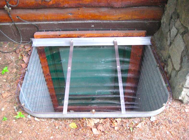 Window well cover