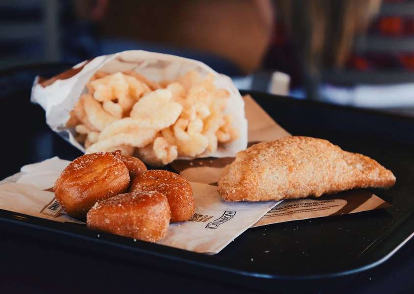 Taco Bell Caramel Apple Empanadas Discontinued Fans React In Anger Thrillist