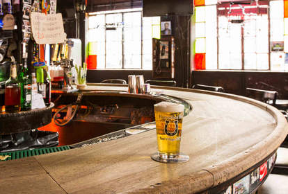 Best Dive Bars In Nyc Where To Find Good Neighborhood Bars Thrillist