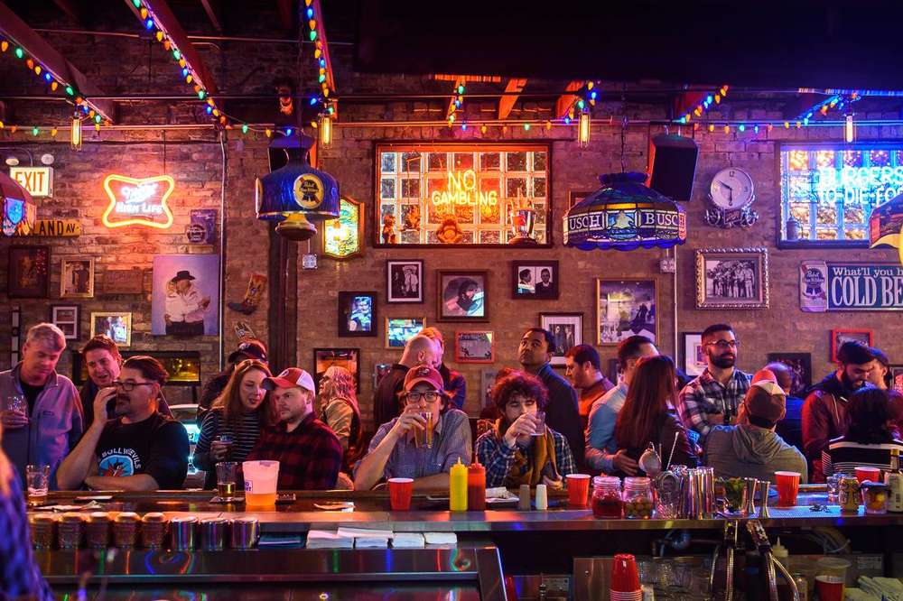 Best Chicago Dive Bars Where To Find Good Cheap Neighborhood Bars Thrillist