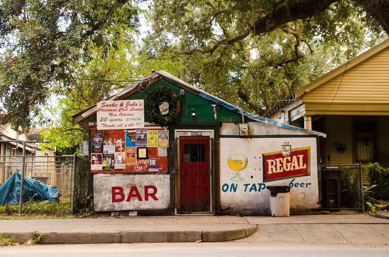 Best New Orleans Dive Bars For Cheap Drinks Thrillist 