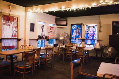 Best Houston Dive Bars Where To Find Good Cheap Neighborhood Bars Thrillist