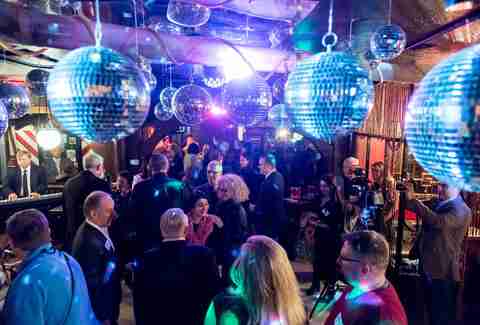 Eve hilton fm yelp kiss chicago party amenities suntimes year Best Chicago New Year's Eve Parties & Events for 2019 - Thrillist