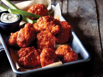 Applebee S All You Can Eat Wings How To Get The Bottomless Wings Thrillist
