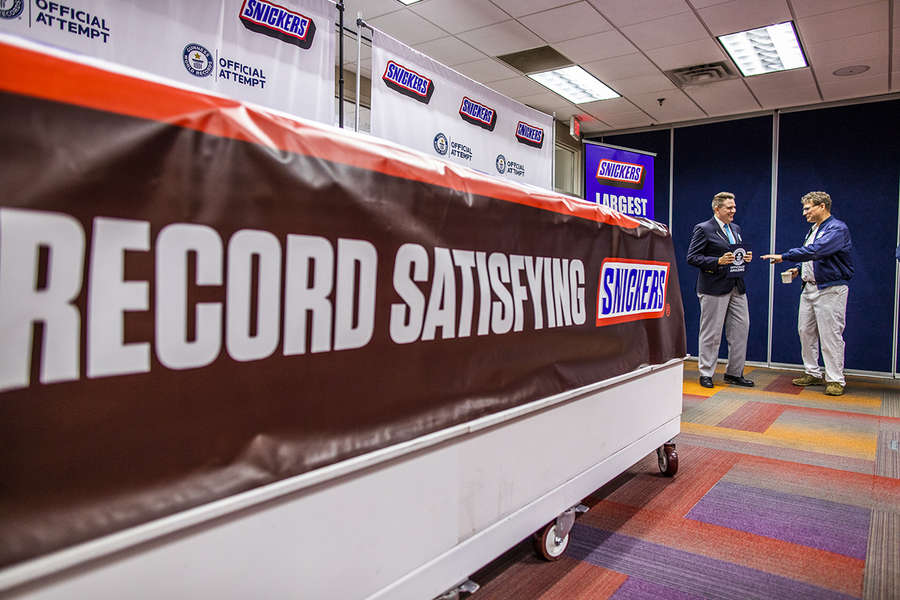 Snickers World Record Chocolate Nut Bar How Many Tons Does It Weigh