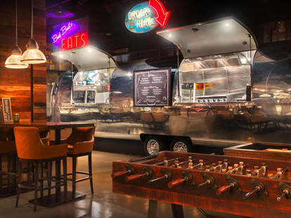 Best Sports Bars In Las Vegas Where To Watch Drink On Game Day Thrillist