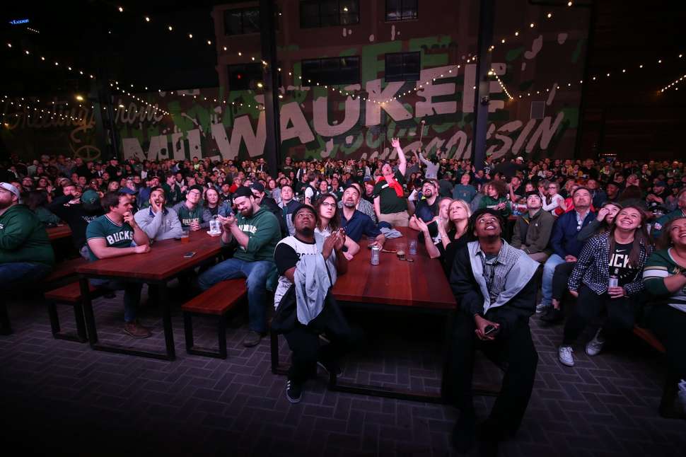 Best Sports Bars In Milwaukee Where To Watch Drink On Game Day