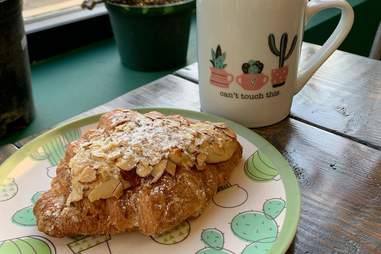 Best Coffee Shops In Chicago Places To Read Work Grab A Bite More Thrillist Best Coffee Shops In Chicago Places To Read Work Grab A Bite More Thrillist