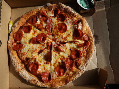 Papa John S Spicy Garlic Sauce Is The Dipping Sauce Back For Good