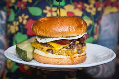 Best Burgers In Chicago Good Burger Spots For Delivery Takeout Now Thrillist