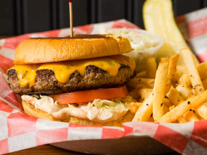 Best Burgers In Nyc Good Burger Spots For Delivery Takeout Orders Thrillist