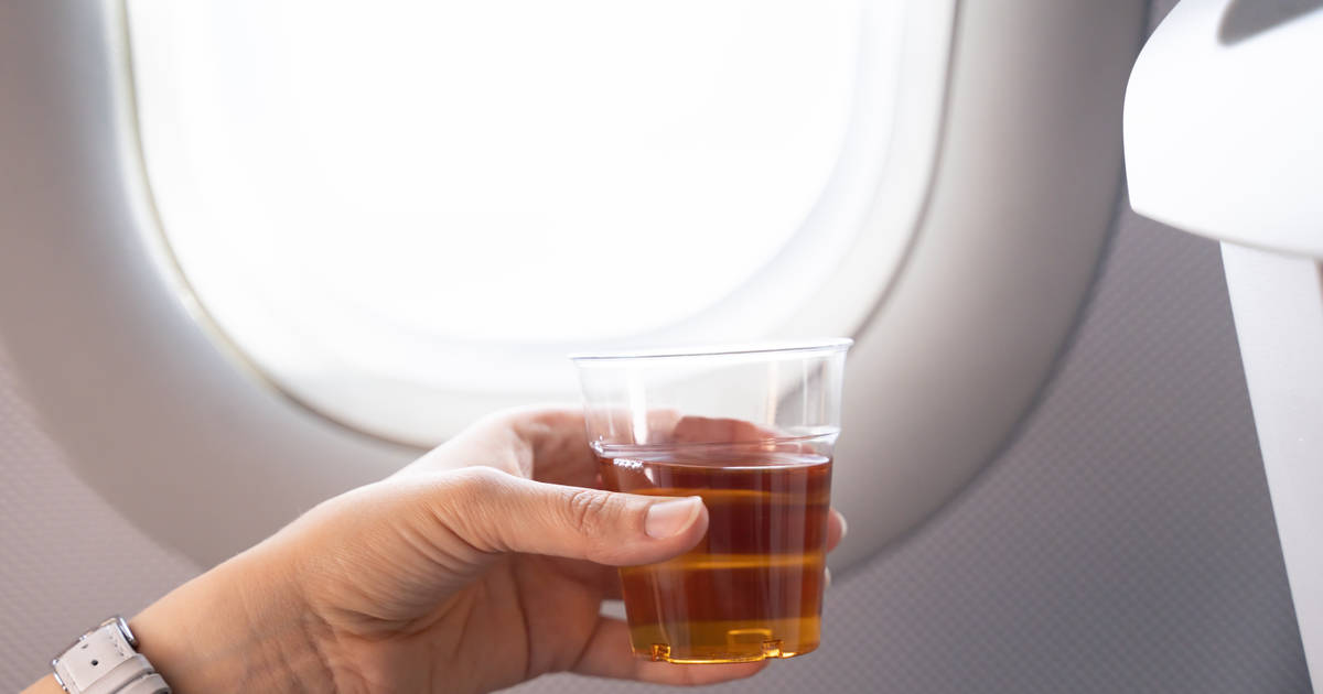 United Airlines Is Bringing Back Their In Flight Snacks Drinks Thrillist