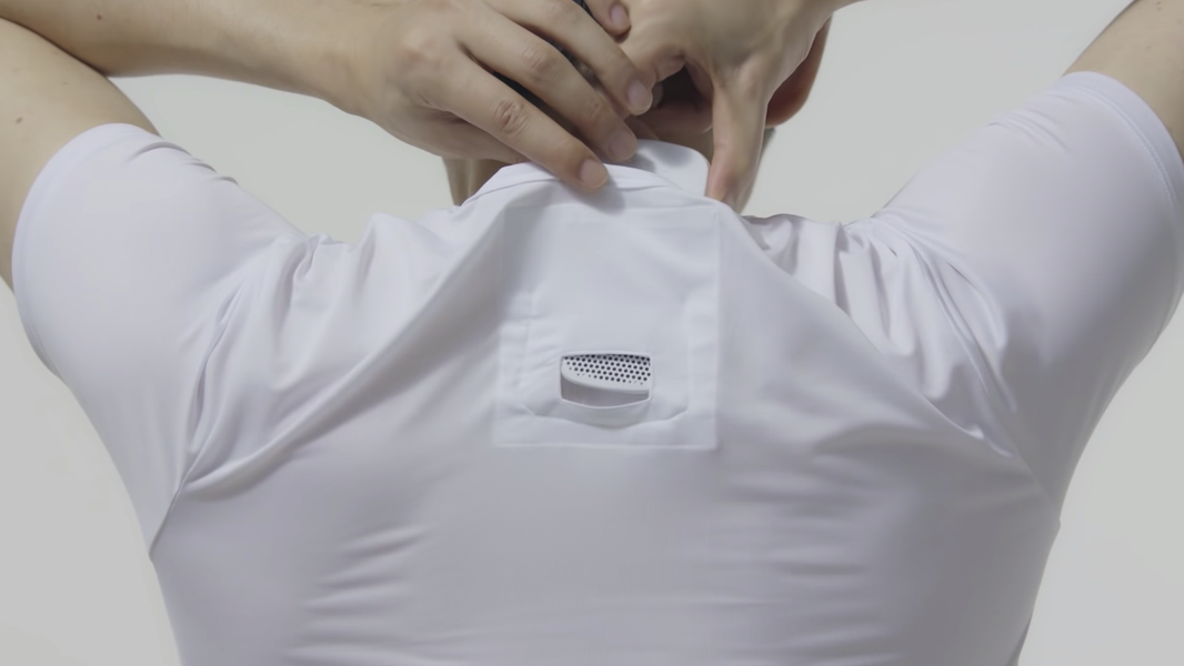 Vanaf daar inflatie mooi zo Sony is Releasing a 'Wearable Air Conditioner' That Fits in Your Shirt -  Thrillist