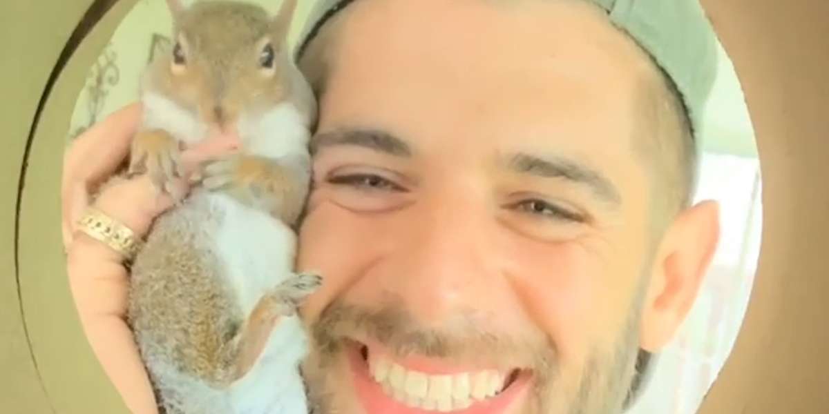 Squirrel Keeps Coming Back To Guy Who Rescued And Released Her Videos