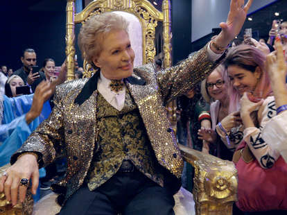 'Mucho Mucho Amor' Review: Netflix's Walter Mercado Documentary ...
