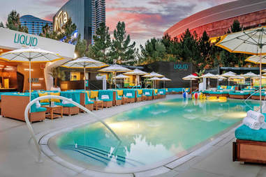 Best Las Vegas Pool Parties 2020 Dayclubs To Cool Off At This Summer Thrillist