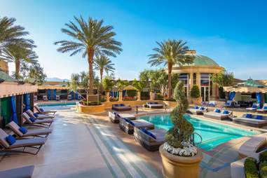 Best Las Vegas Pool Parties Dayclubs To Cool Off At This Summer Thrillist