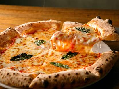 National Cheese Pizza Day Deals 2020 Where To Get Free Pizza Today Thrillist