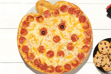 Halloween Pizza Pumpkin Shaped Pizza At Papa John S Elsewhere Thrillist