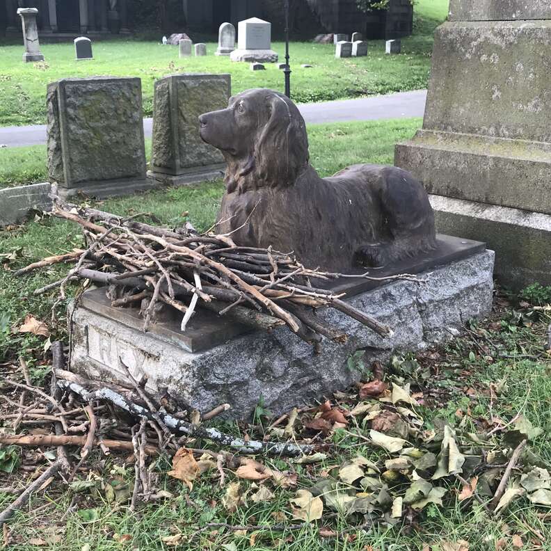 Rex the dog monument in Green-Wood Cemetery