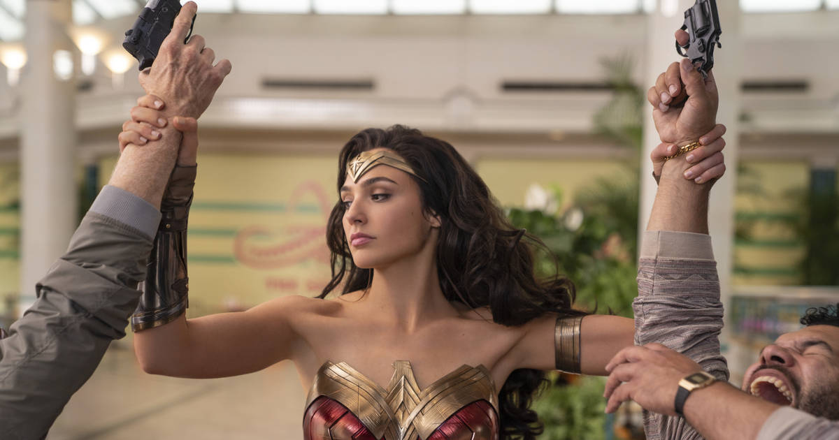 Wonder Woman's costume has gotten a lot brighter since Batman v Superman -  Vox