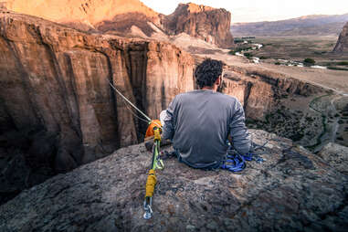 man highlining on piedra parada