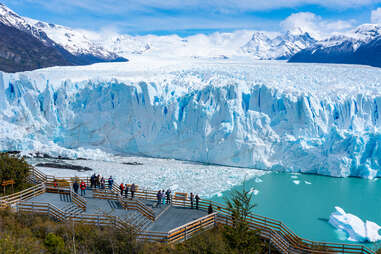 crowd on a viewpoint at perito moreno glacier