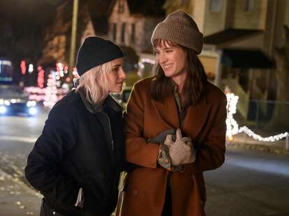 happiest season, mackenzie davis, kristen stewart