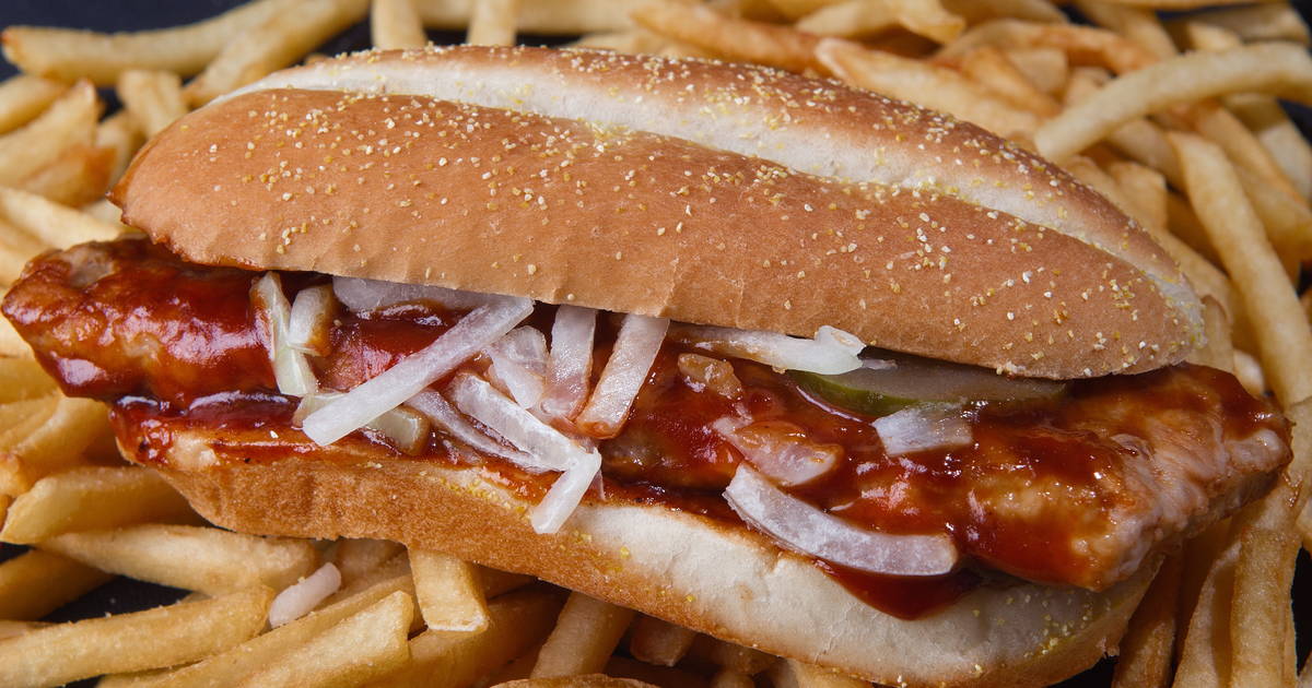 The Mcrib Is Returning To Mcdonald S Locations Nationwide On December 2 Thrillist