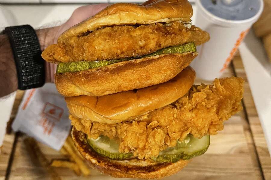 Popeyes Cajun Navy Fish Sandwich Taste Taste: Is It Good?